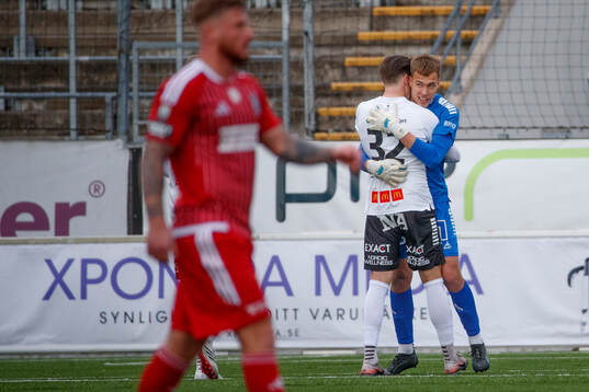 Örebros John Stenberg och målvakt Jakub Ojrzynski jublar