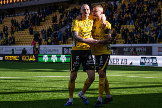 Elfsborgs Thomas Isherwood och Sebastian Holmén jublar