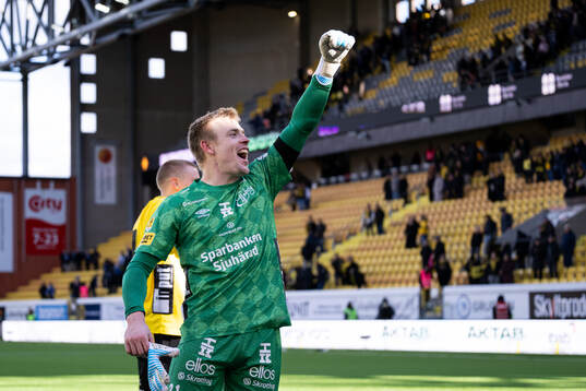 Elfsborgs målvakt Isak Pettersson jublar