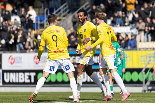 Falkenbergs Hugo Komano jublar med lagkamrater