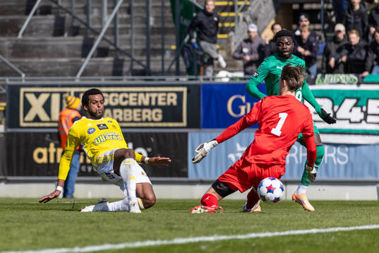 Falkenbergs Hugo Komano gör 1-0 på Ljungskiles målvakt