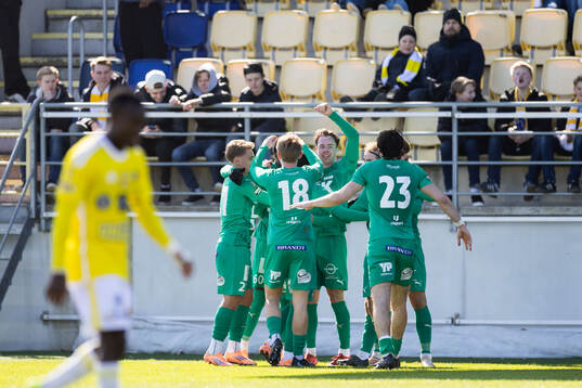 Ljungskiles Gideon Mensah jublar med lagkamrater
