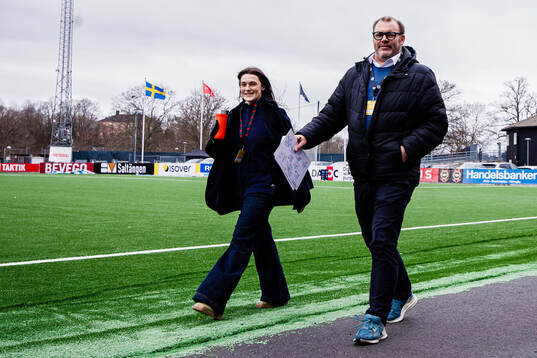 Viaplays expert Saga Fredriksson och kommentator Daniel