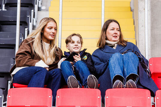 Smilla Holmberg med familj på läktaren