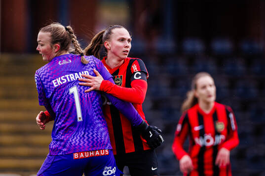 Brommapojkarnas målvakt Clara Ekstrand och Brommapojkarnas