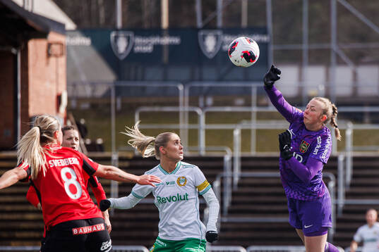 Hammarbys Alice Carlsson och Brommapojkarnas målvakt Clara