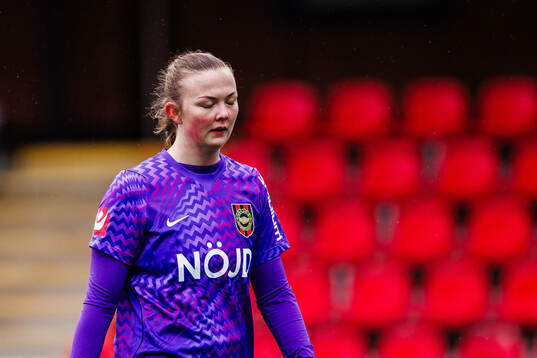 Brommapojkarnas målvakt Clara Ekstrand deppar