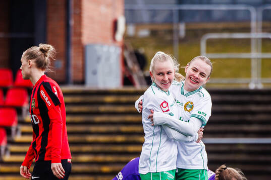 Hammarbys Mari Nyhagen jublar med Emilie Joramo jublar