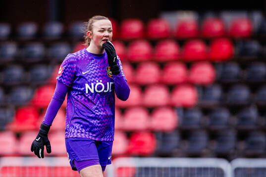 Brommapojkarnas målvakt Clara Ekstrand deppar
