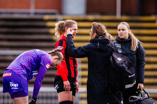 Brommapojkarnas Julia Laukström har ont