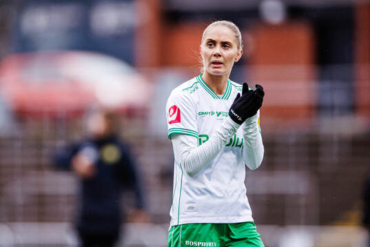 Hammarbys Alice Carlsson applåderar publiken