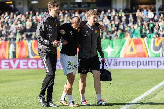 GAIS Gustav Lundgren leds av planen skadad