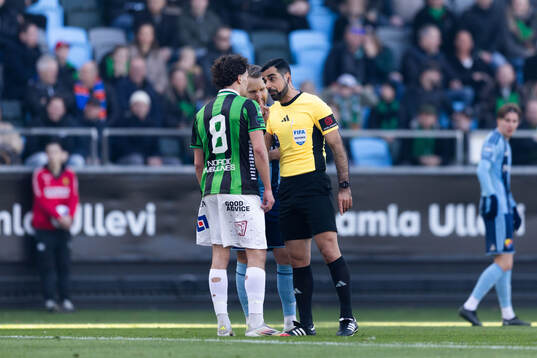 GAIS William Milovanovic  i diskussion med domare Mohammed