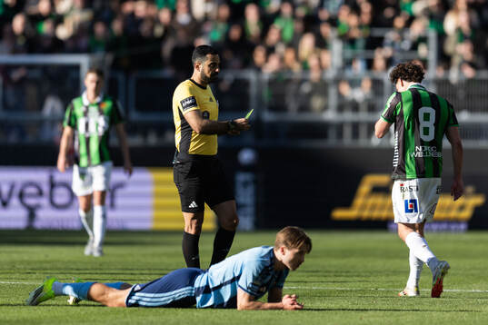 GAIS Viktor Radisic tilldelas gult kort av domare Mohammed