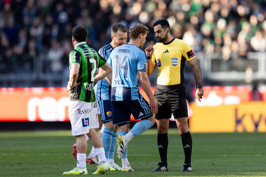 Djurgårdens Hampus Finndell i diskussion med domare