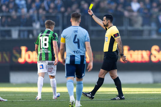 GAIS Kevin Holmen tilldelas gult kort av domare Mohammed