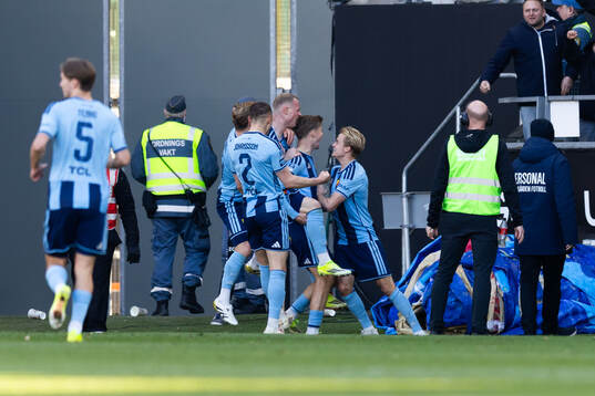 Djurgårdens Patric Åslund jublar med lagkamrater