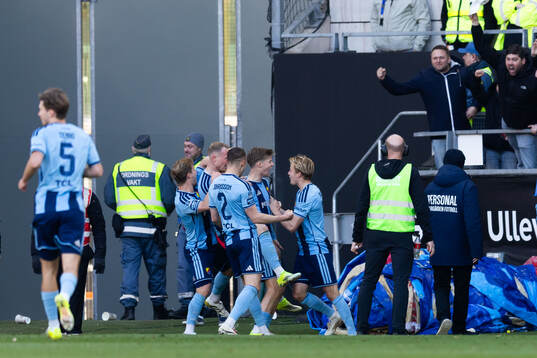 Djurgårdens Patric Åslund jublar med lagkamrater