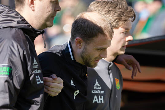 GAIS Gustav Lundgren får hjälp av planen