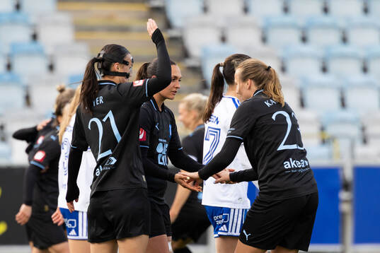 Malmö FFs Isabella D'Aquila jublar med lagkamrater