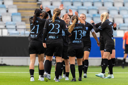 Malmö FFs Isabella D'Aquila jublar med lagkamrater