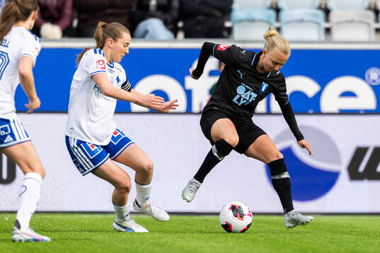 IFK Norrköpings Carrie Jones och Malmö FFs Nathalie Hoff