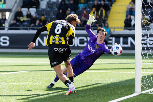 Häckens Silas Andersen och Brommapojkarnas målvakt Leo