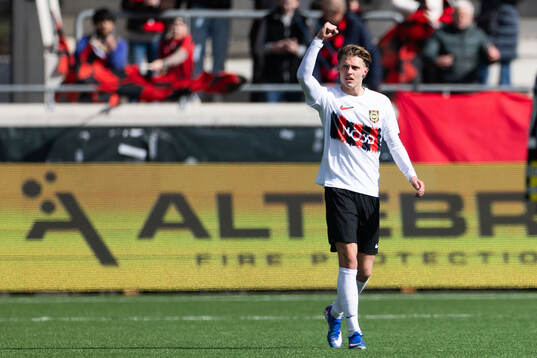Brommapojkarnas Lukas Björklund jublar