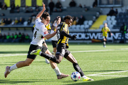 Brommapojkarnas Kevin Ackermann och Häckens Abdoulaye