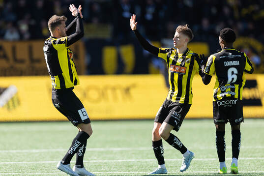 Häckens Adrian Svanbäck jublar med Johan Hammar