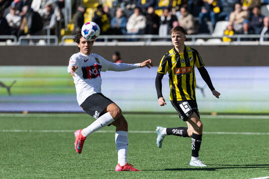 Brommapojkarnas Jordan Simpson och Häckens Adrian Svanbäck