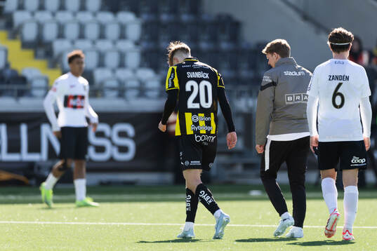 Häckens Adrian Svanbäck lämnar planen skadad