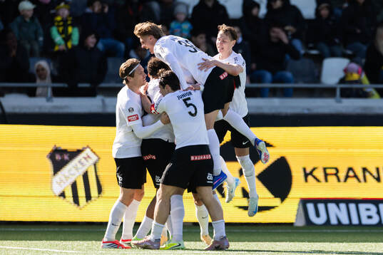 Brommapojkarnas Andreas Troelsen jublar med lagkamrater