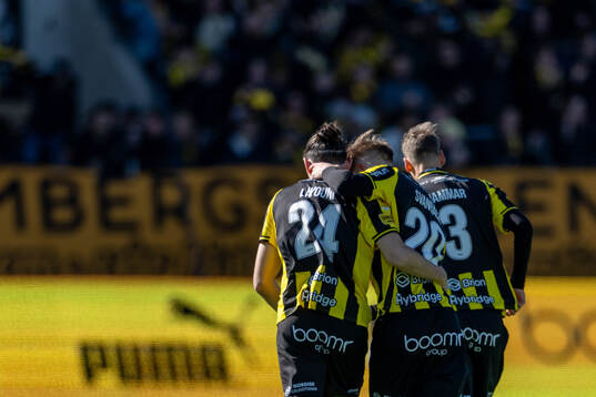 Häckens Amor Layouni och Adrian Svanbäck jublar