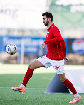 Vetle Dragsnes of Brann warms up