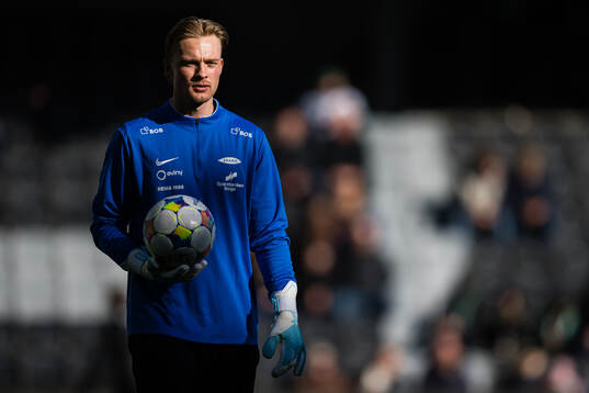 Goalkeeper Simen Vidtun Nilsen of Brann warms up