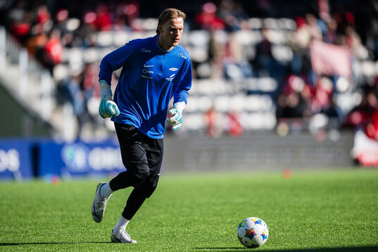 Goalkeeper Simen Vidtun Nilsen of Brann warms up