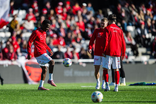 Rabbi Matondo and Kristian Eriksen of Brann warms up