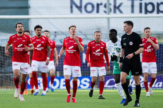 Fredrik Pallesen Knudsen and Thore Pedersen of Brann reacts