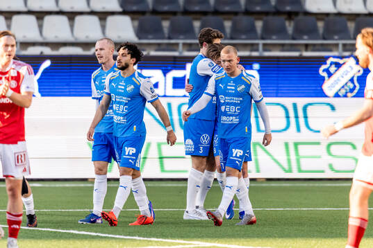 Oddevolds Gustav Forssell har gjort  1-0 och jublar
