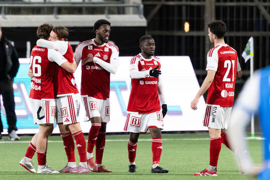Sandvikens IFs Linus Tagesson jublar med lagkamrater