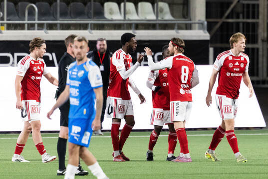 Sandvikens IFs Linus Tagesson jublar med lagkamrater