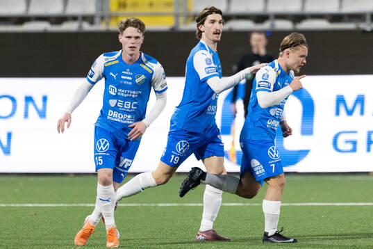 Oddevolds Vincent Sundberg jublar med Elias Forsberg och
