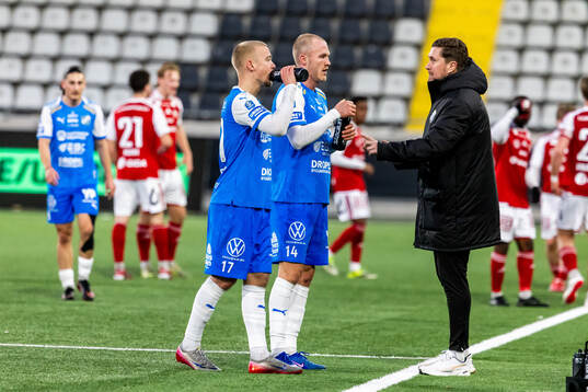 Oddevolds tränare Rikard Nilsson pratar med Gabriel