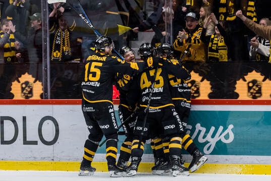 Skellefteås Andreas Johnson jublar med lagkamrater