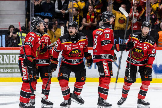 Luleås Oscar Engsund jublar med lagkamrater