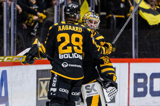 Skellefteås Mikkel Aagaard och målvakt Strauss Mann jublar