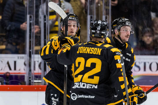 Skellefteås Pontus Johansson jublar med Jonathan Johnson