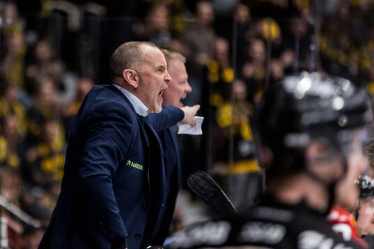 Luleås tränare Thomas Berglund reagerar