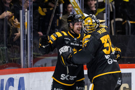 Skellefteås Mikkel Aagaard och målvakt Strauss Mann jublar
